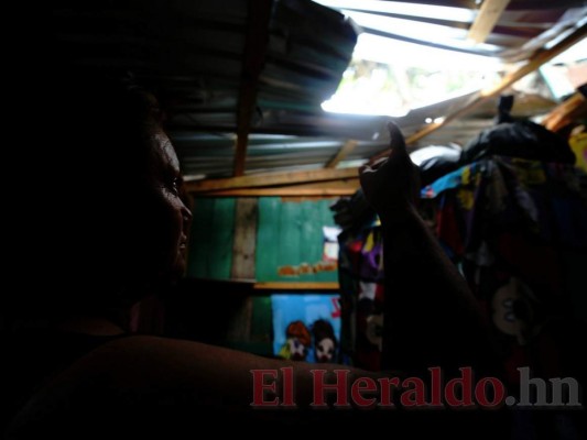 FOTOS: Destrucción y zozobra tras caída de roca sobre vivienda en la capital