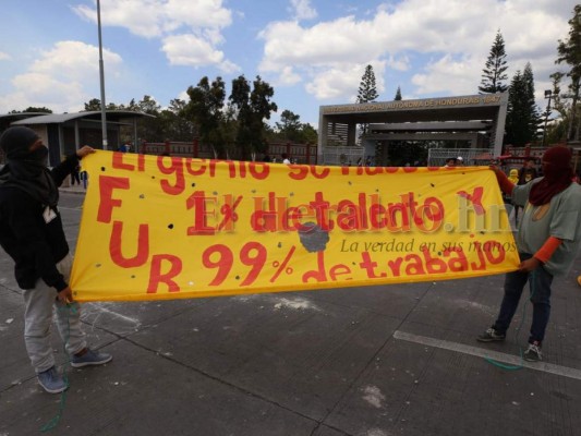 FOTOS: Las tomas enfrente de la UNAH que obstaculizaron el paso vehicular en el bulevar Suyapa