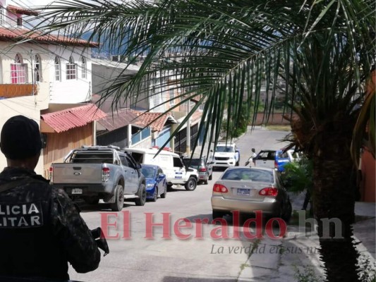 FOTOS: La misteriosa muerte de dos presuntos delincuentes dentro de casa en la Centroamérica