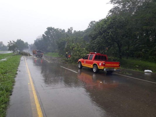 Caos e inundaciones dejan fuertes lluvias y frente frío en el norte de Honduras