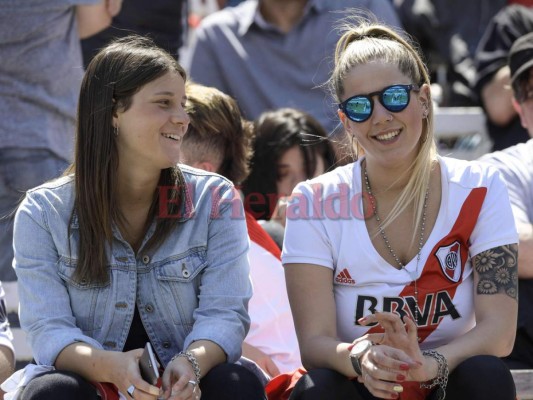 La bellas aficionadas del River Plate ya adornan el Monumental para el partido contra el Boca Junior