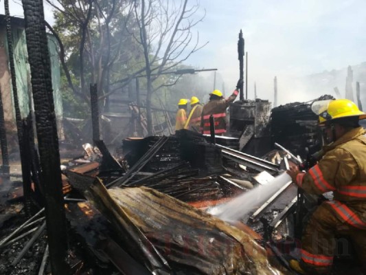 Las fotos que dejó el voraz incendio que consumió al menos cinco vehículos en un taller en la capital