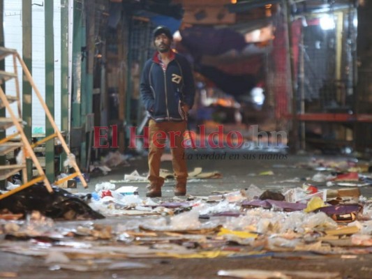 FOTOS: Inundadas de basura amanecieron las calles de Comayagüela, tras fiesta navideña