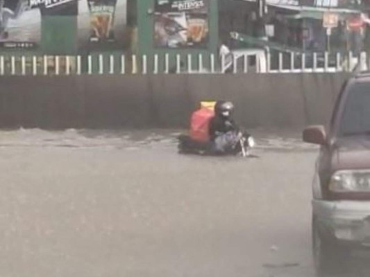 Tráfico, inundaciones y carros atascados por fuerte lluvia en la capital