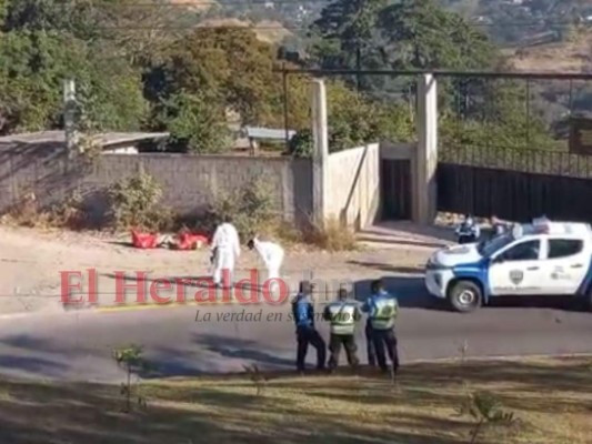 Un rótulo, una faja y dos cadáveres: el dantesco hallazgo en la salida al norte de la capital