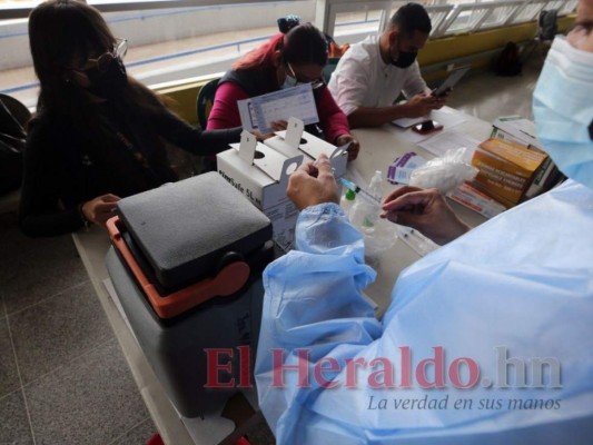 Largas filas y en orden: Así continuó la aplicación de la vacuna de refuerzo anticovid en la capital