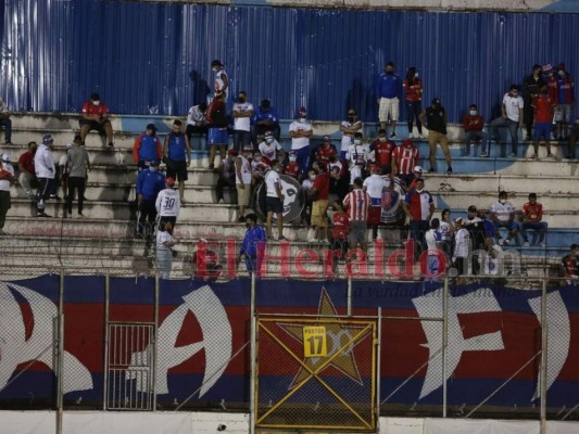 Afición merengue le pone color al clásico Olimpia-Real España en el Nacional (Fotos)