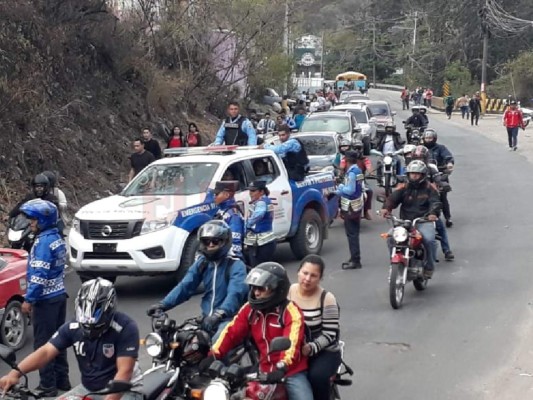 Imágenes del caos vial en la salida al sur ante la toma de calle de los pobladores de la aldea Yaguacire