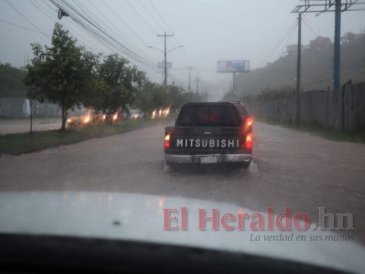 FOTOS: Los estragos que causó el fuerte aguacero este martes en la capital