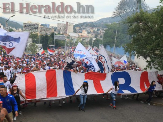 FOTOS: A bordo de motos, con banderas y cánticos, así fue la llegada de la Ultra Fiel al Estadio Nacional