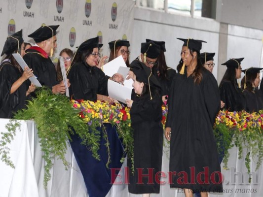 FOTOS: Llenos de ilusiones, 1,280 profesionales se graduaron en la UNAH