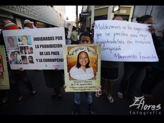 Feministas protestan en las cercanías del Congreso Nacional