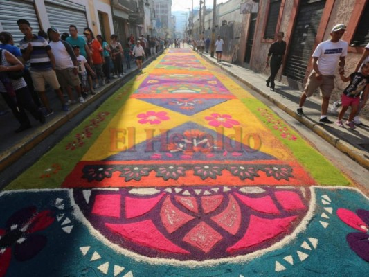 Coloridas alfombras de aserrín engalanan procesiones de este Viernes Santo