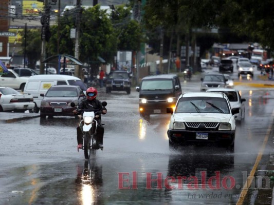 Calles bajo el agua y largas colas: lluvias dejan anegada la capital