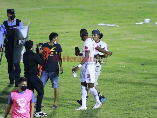 FOTOS: Ultra Fiel ingresó a la cancha y festejó con jugadores de Olimpia tras avanzar a la final