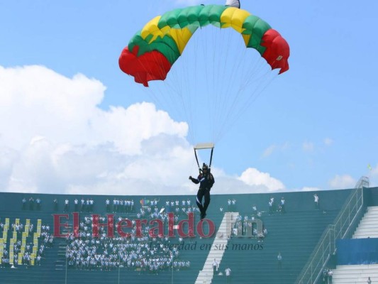 Júbilo y adrenalina: así fue el espectáculo de paracaidismo en el Bicentenario