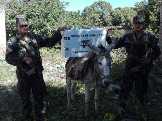 Por cielo, mar y tierra terminan de llegar maletas electorales en zonas de Honduras