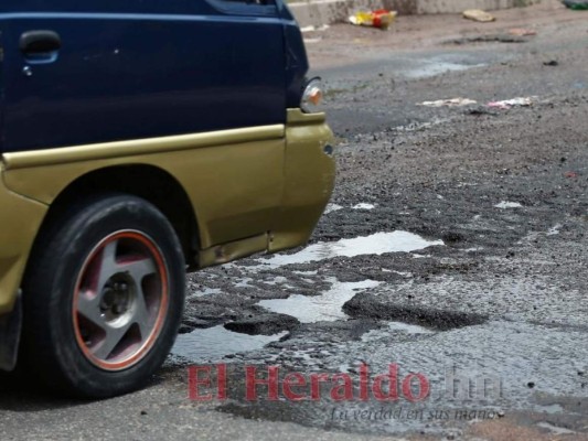 Baches, tierra y alcantarillas destapadas: deterioradas calles de la capital (FOTOS)