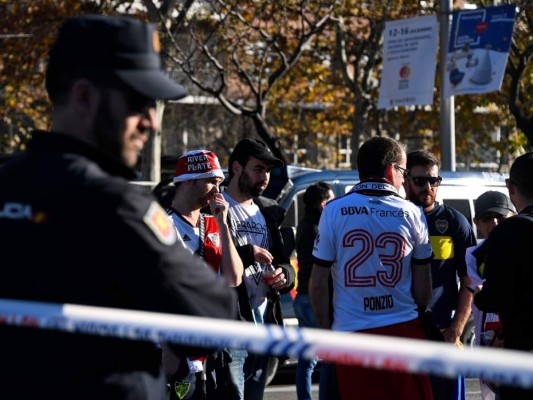 FOTOS: Ambientazo en el Santiago Bernabéu para la final River vs Boca Juniors en Madrid