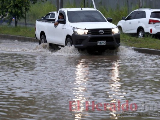 Calles bajo el agua y largas colas: lluvias dejan anegada la capital