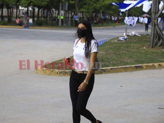 ¡Roban suspiros! Hermosas mujeres engalanan el estadio Olímpico para alentar a la H