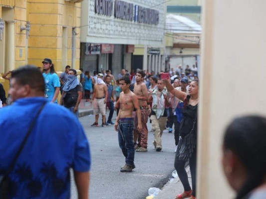 Golpes, gas lacrimógeno y mercancía dañada dejó desalojo de vendedores en casco histórico