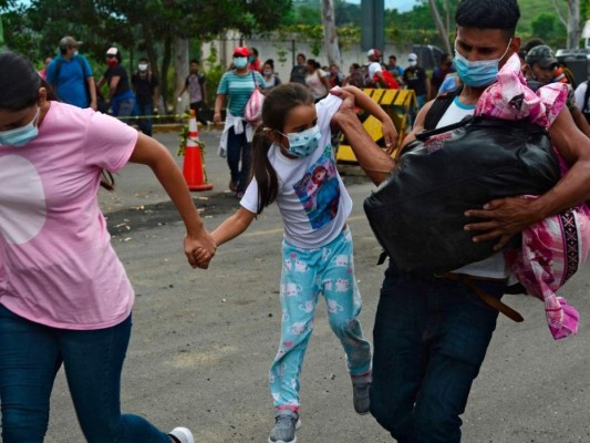 Frío, hambre y riesgos de contraer covid-19: calvario de la caravana migrante (FOTOS)