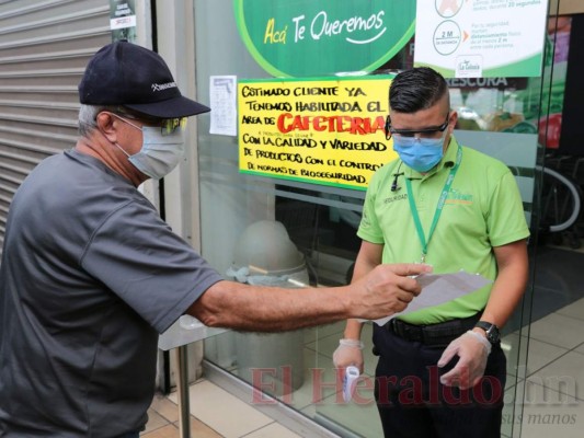 Control de temperatura, distancia y desinfección: así es ir al supermercado en tiempos de pandemia