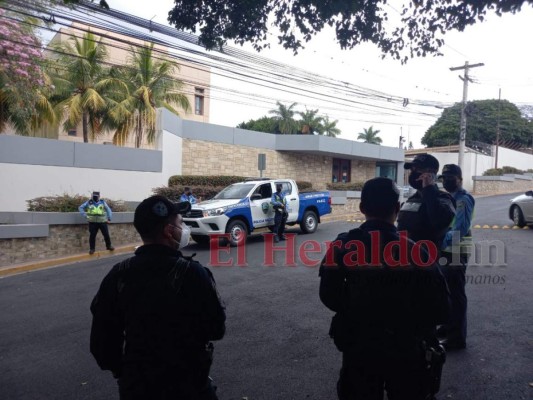 Calles cerradas y tensión dejó falsa alarma de bomba en la Embajada de EEUU