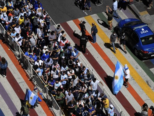 Impactantes imágenes del multitudinario adiós a Diego Maradona   