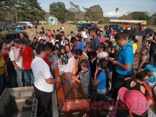 Entre lágrimas dieron el último adiós a la joven que cayó en un abismo por tomarse una selfie