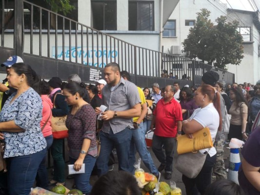 Enormes filas para tramitar una cita médica tienen que hacer pacientes en el IHSS