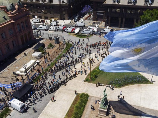 Impactantes imágenes del multitudinario adiós a Diego Maradona   