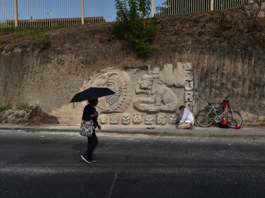 Alejandro Espinoza, el hondureño que hace frente al encierro por Covid-19 esculpiendo figuras mayas en bulevares