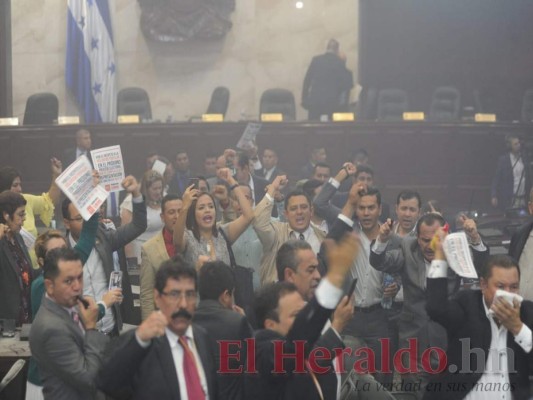 FOTOS: Empujones, cohetes y bengalas; así fue el nuevo acto de insurrección en el Congreso Nacional