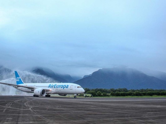 FOTOS: Así fue la llegada del primer vuelo de Air Europa al Golosón de La Ceiba