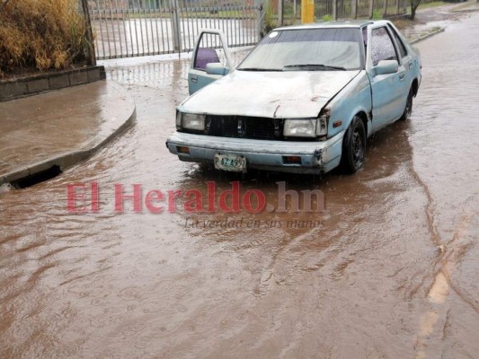 Calles convertidas en ríos y aceras inundadas, así luce la capital tras las lluvias