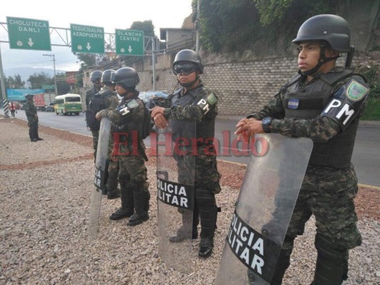 Resguardo militar y presencia policial en las calles capitalinas para desalojar protestas