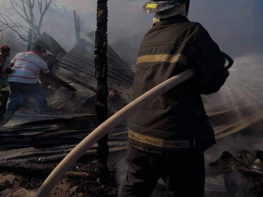 Las imágenes del incendio en los bordos de El Limonar, siniestro que calcinó a dos menores