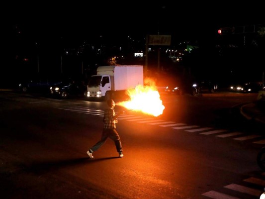 Arte del malabarismo en bulevares de Tegucigalpa