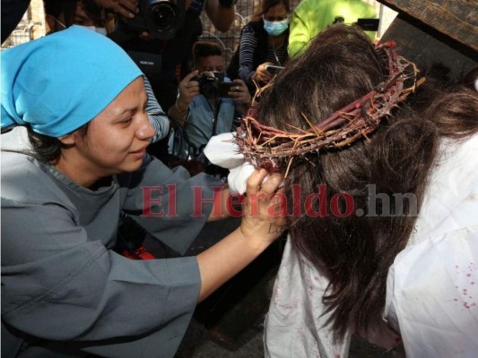 Impresionante vía crucis en Viernes Santo retrata la pasión de Jesucristo