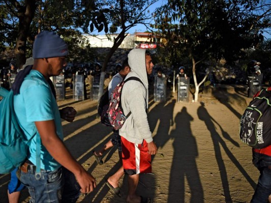 Entre basura y secando ropa en piedras, migrantes siguen varados en río Suchiate