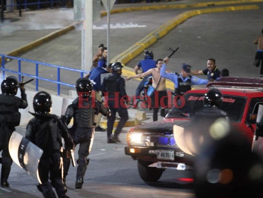 Terrible enfrentamiento entre barras y Policía Nacional tras el clásico capitalino