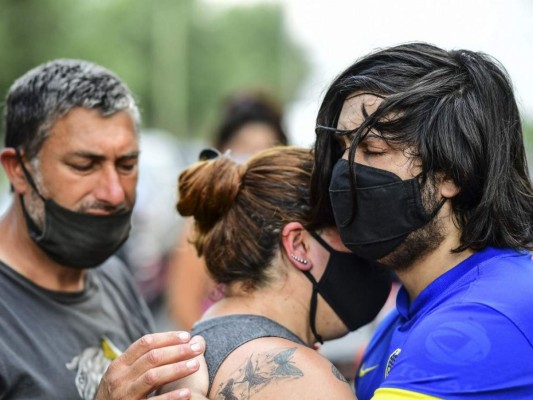 Grandes y chicos lloran a Maradona, el 'pibe de oro' que les llevó a la gloria (FOTOS)