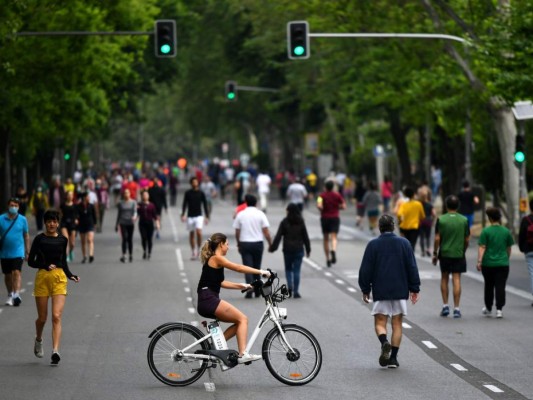 Pese advertencia sobre peligros de reapertura, españoles salen a las calles