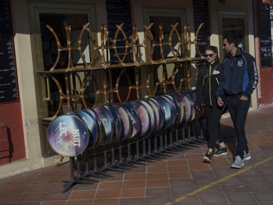 Calles vacías y pilas de ataúdes, panorama sombrío en Italia y España