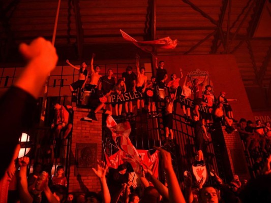 ¡Se les olvidó la pandemia! Miles celebran el título del Liverpool