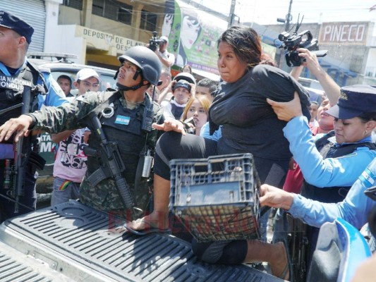 FOTOS: Así capturaron a mujer que quedó encerrada en negocio durante saqueos en San Pedro Sula