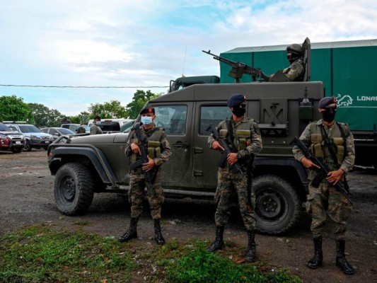 Bastones y armas del ejército guatemalteco, la otra muralla que enfrenta la caravana (FOTOS)