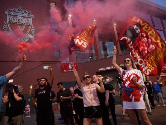 ¡Se les olvidó la pandemia! Miles celebran el título del Liverpool